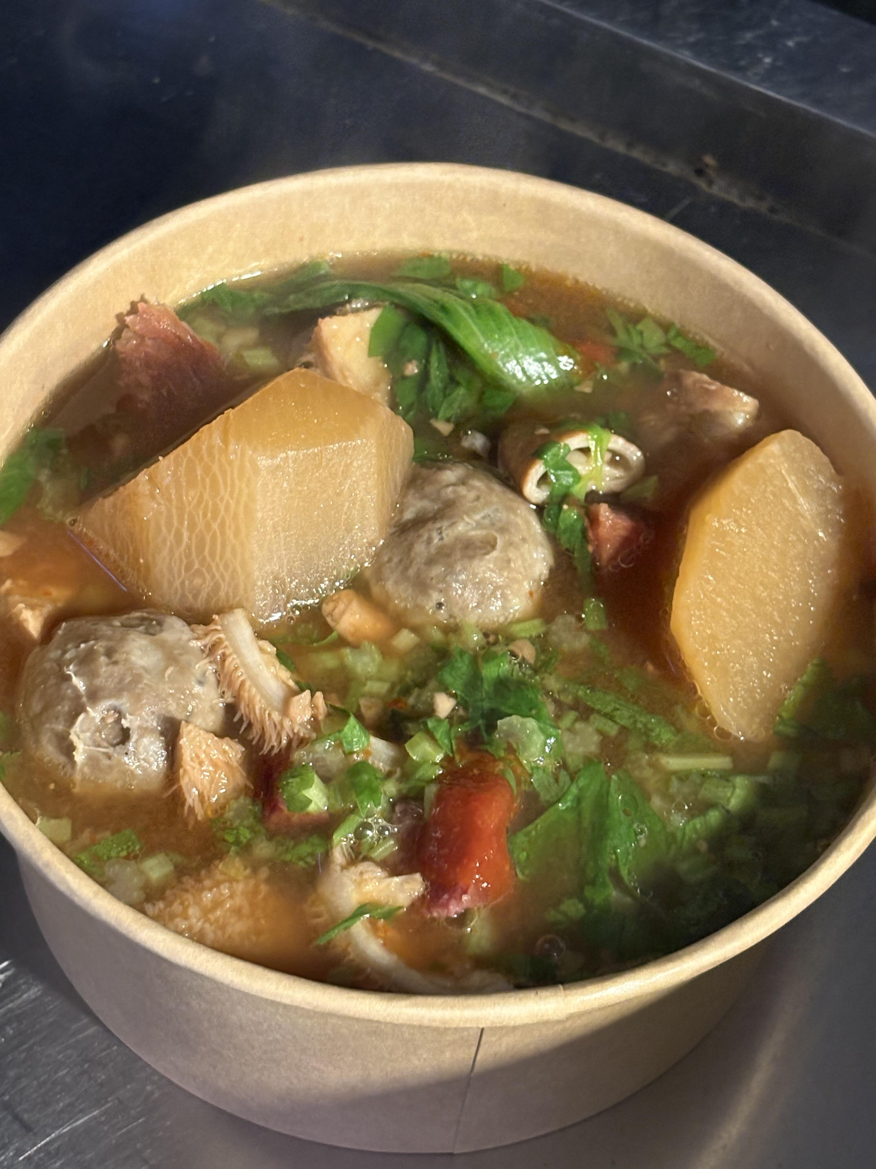 这两天降温了，冷风一吹，突然就很想吃广东街头的萝卜牛杂😋以前秋冬季节的晚上，总