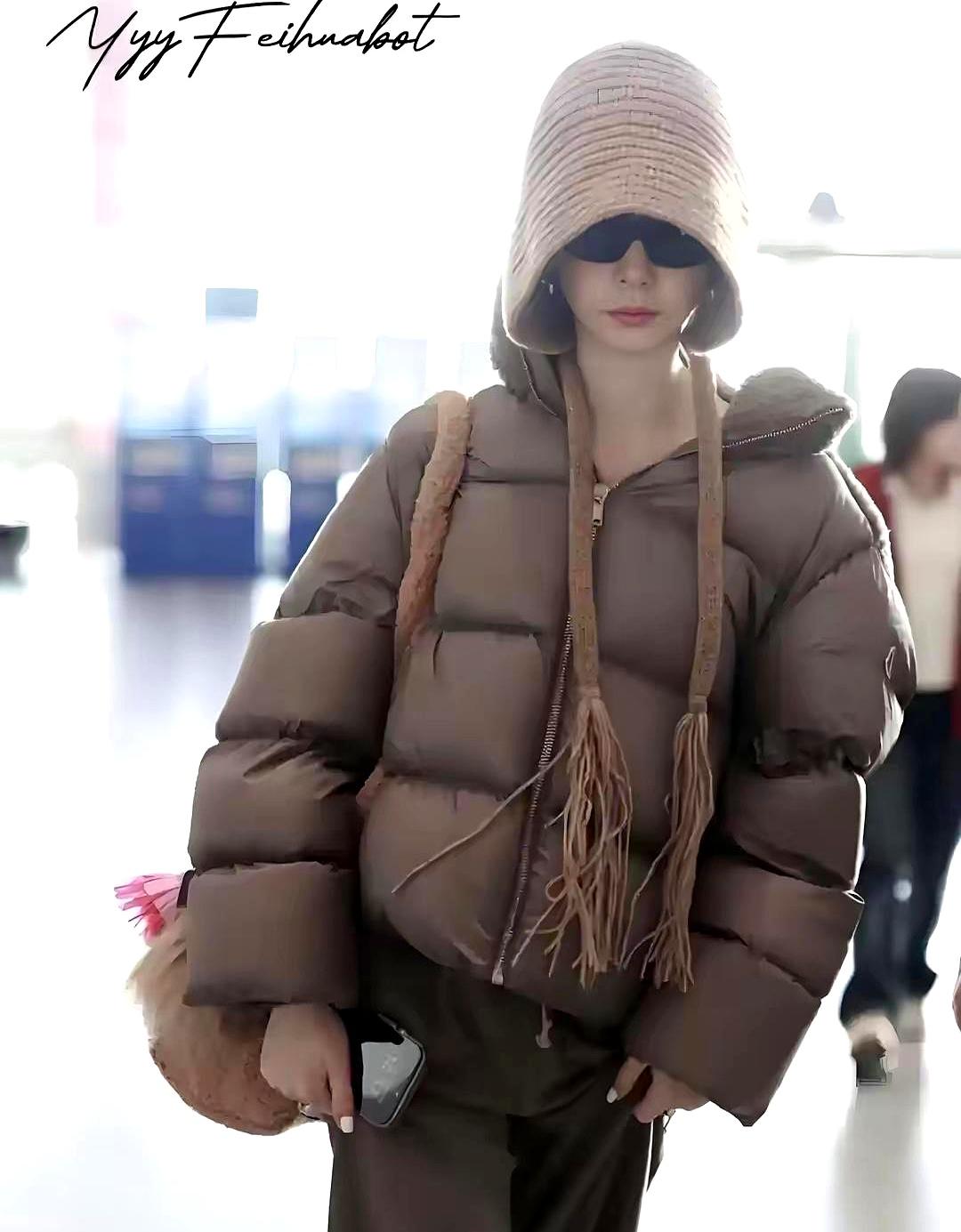 戚薇机场状态好绝辫帽+卡其羽绒服轻松拿捏松弛穿搭戚薇把那件卡其色羽绒
