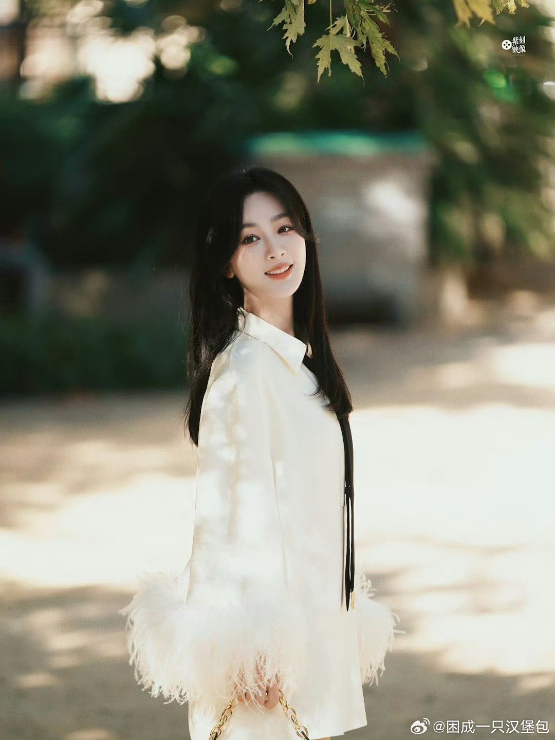 杨紫杨紫说自己很适合做美食博主杨紫也太真实可爱了，完美复刻普通吃货刷美食视频的