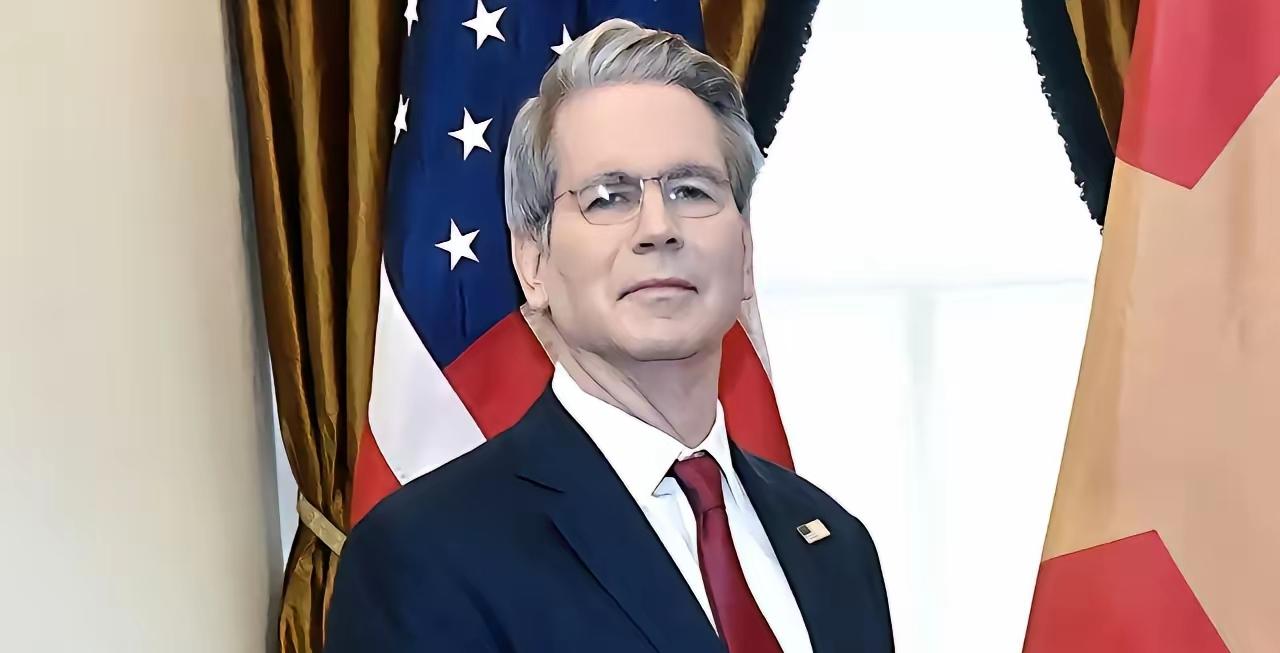 ​美国正在以炫耀的方式来激怒着中国，这时候美国财长佩尔森在大会上明确地表示：中国