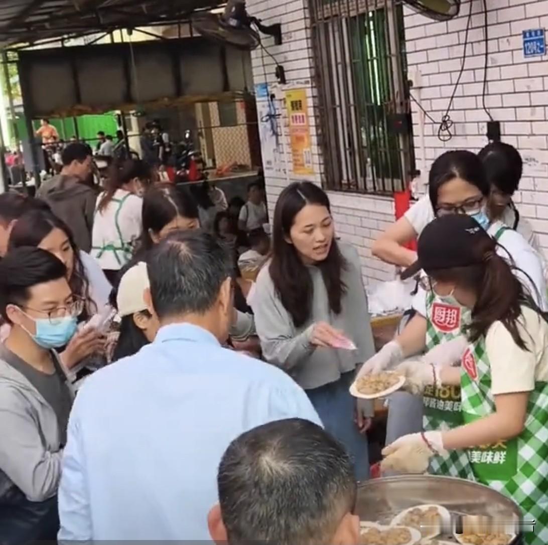 实话实说，这种价格这种份量的排骨饭放在其它一二线城市，没有多少人敢吃。细数了一下