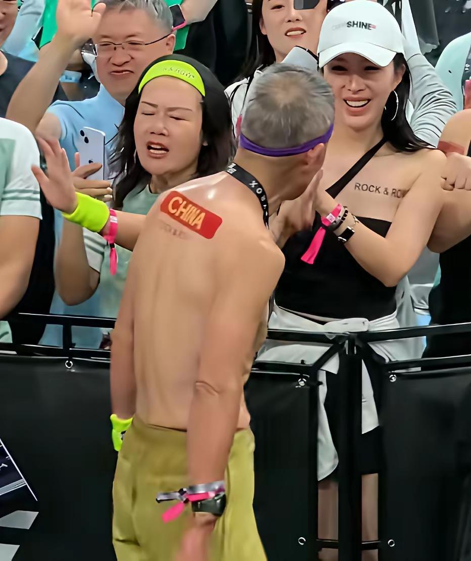王石完赛后，走到妻子田朴珺跟前，田朴珺一脸深情地看着王石，并给其拍照。眼尖的网