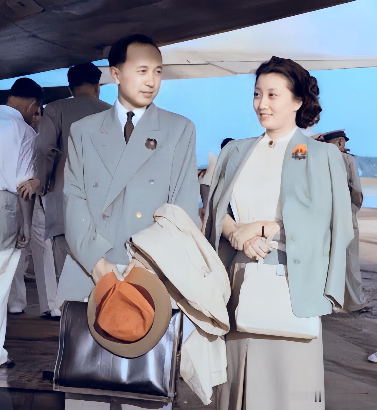 1947年9月26日，新婚的钱学森在上海乘飞机返回美国麻省理工学院，夫人蒋英在机