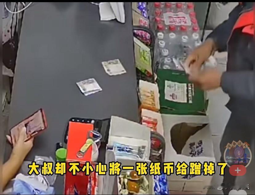 “最美超市老板娘！”一位工地大叔下班后走进超市购物，正准备离开时，却被超市老板娘