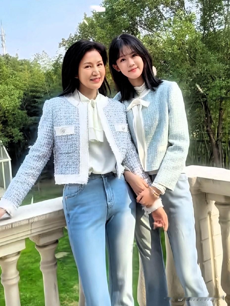 左边是鲍蕾，1976年出生，身高168cm。右边是陆雨萱，2008年出生，身高