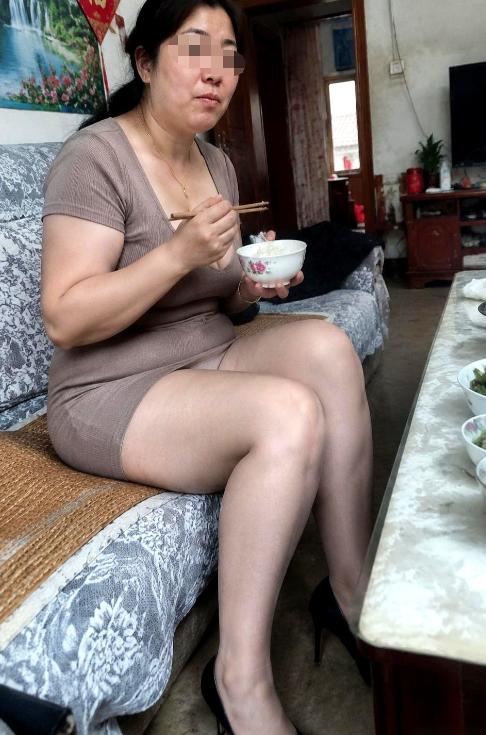 沙发上，一个没打扮的女人端着白米饭就着几碟家常菜当早餐，配文说“不求轰轰烈烈，守