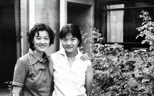2008年，章含之去世没俩月，公家就来找洪晃了：史家胡同那套老院子，章家借住了4