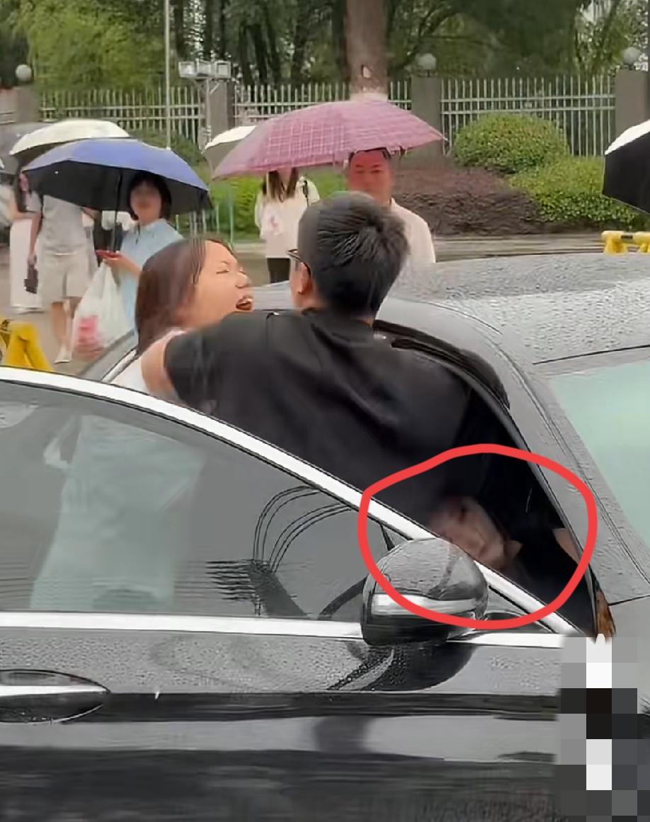 大雨天抓小三，这个原配老婆为了逼老公和小三就范，把他们的女儿从自己的车里面拉出来