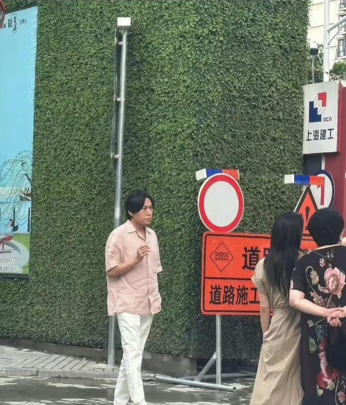伊能静秦昊现身上海豪宅工地查看新房施工进度穿拖鞋看房被赞“松弛感满分”秦昊则被调