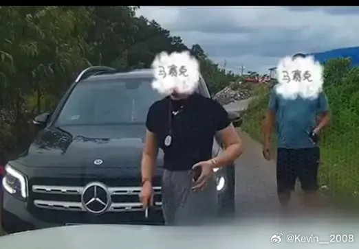 这次广西奔驰司机亮证让路事件来龙去脉，在广西防城港江山镇，奔驰车与私家车在狭路相