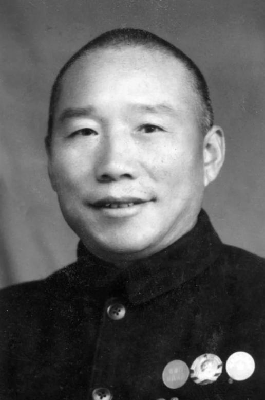 1948年，解放军抓了个可怜伙夫，看他年纪大，还发路费让回家，谁能想到，这个不起