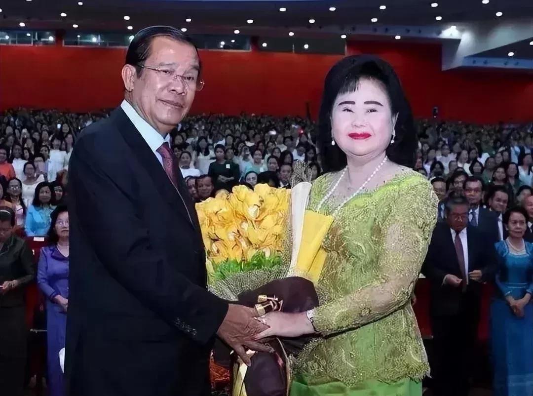 马克龙要去柬埔寨暹粒访问了，会不会带上他老婆一起去？洪森会不会迎接？洪森说过，