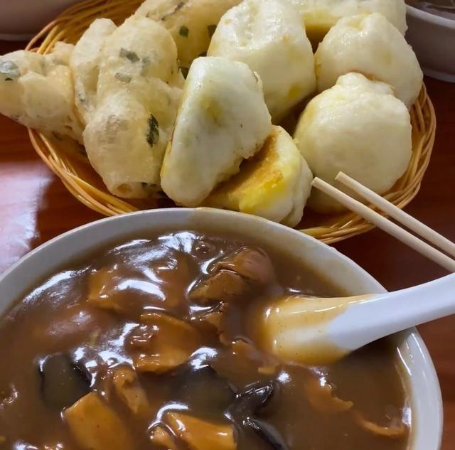 爸妈在洛阳玩嗨了，被一碗胡辣汤圈粉，都不想回家。光荣胡辣汤店，牛肉的，汤稠味