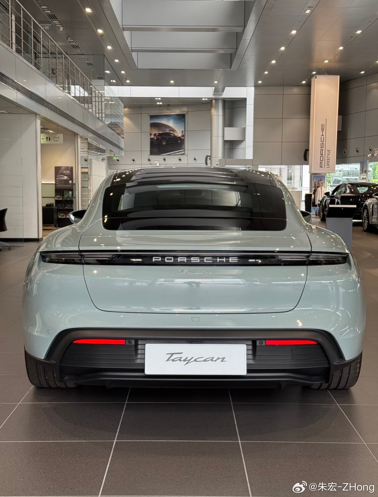 保时捷Taycan暗影绿千鸟格这两台保时捷电动车都是带千鸟格内饰的主要是轮