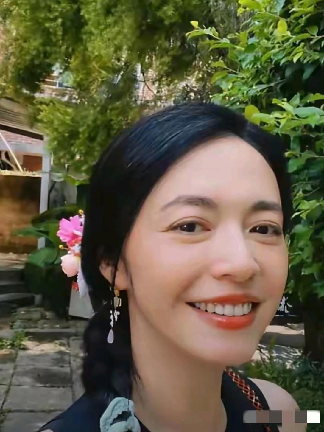 姚晨晒自己12岁儿子的照片：没想到竟然是头发凌乱、龅牙凸出、面色黑黄、眯眯眼的'