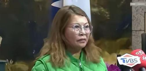 国民党中常委何鹰鹭今天下午公开批评郑丽文：“台湾人民你在骗，大陆人民你也在骗，你