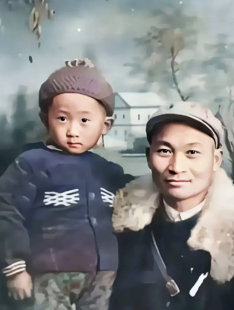 王思聪的爷爷抱着王健林的合影，王思聪的爷爷王义全是当年参加过长征的老红军，参加抗