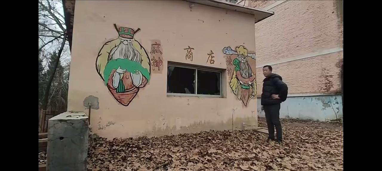 网友发现了一座位于秦岭山中的废弃的大学。据说这是一所民办高校，叫西安华西大学。创