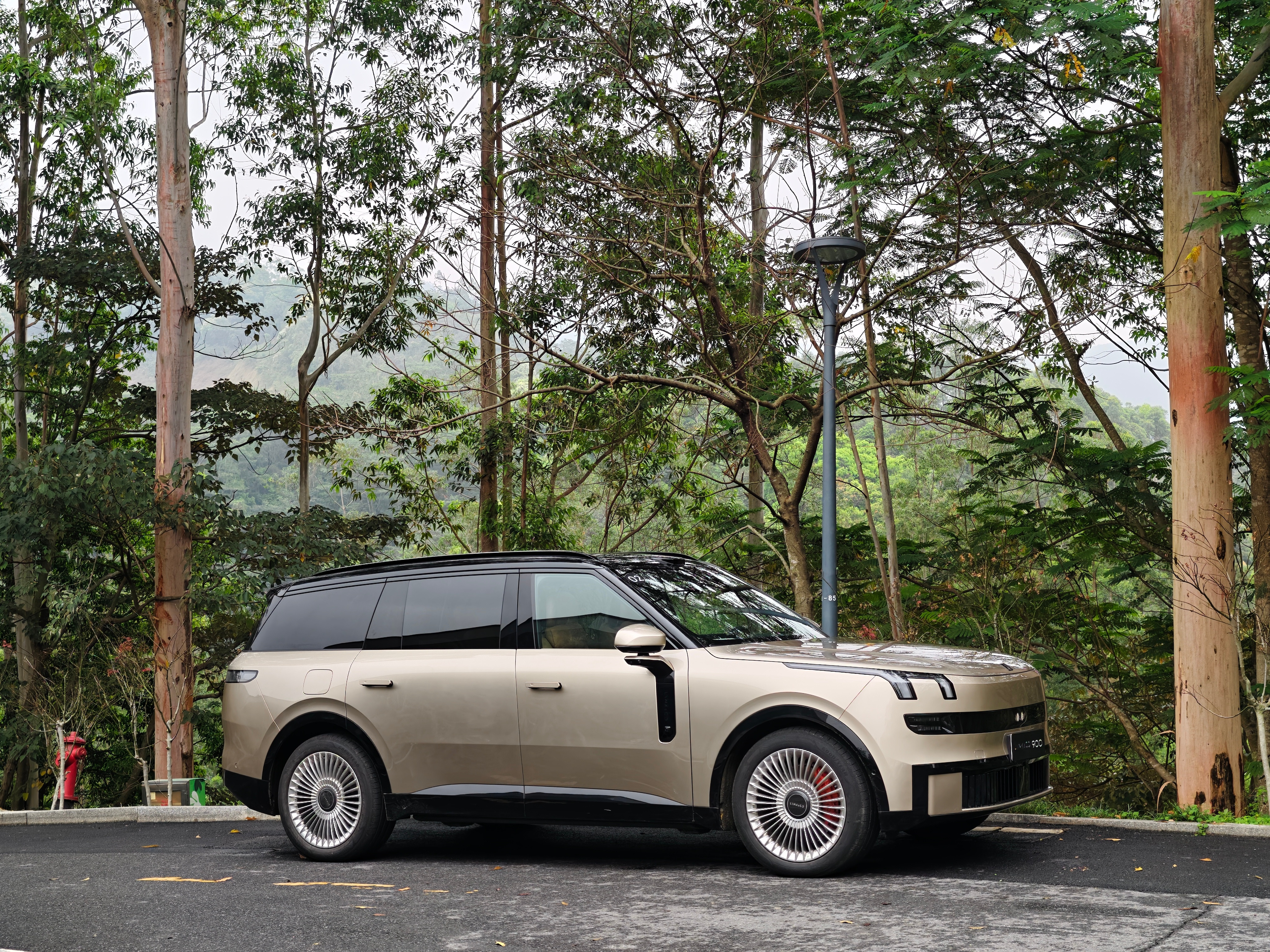 今天试驾了领克900大五座我作为领克900大六座车主，简单聊聊吧。这个车在已经足