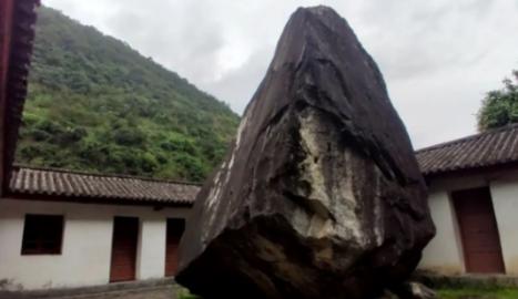 1983年怒江一中学突然飞来一颗500吨的巨石，稳稳地立在院子中央，并且只毁坏了