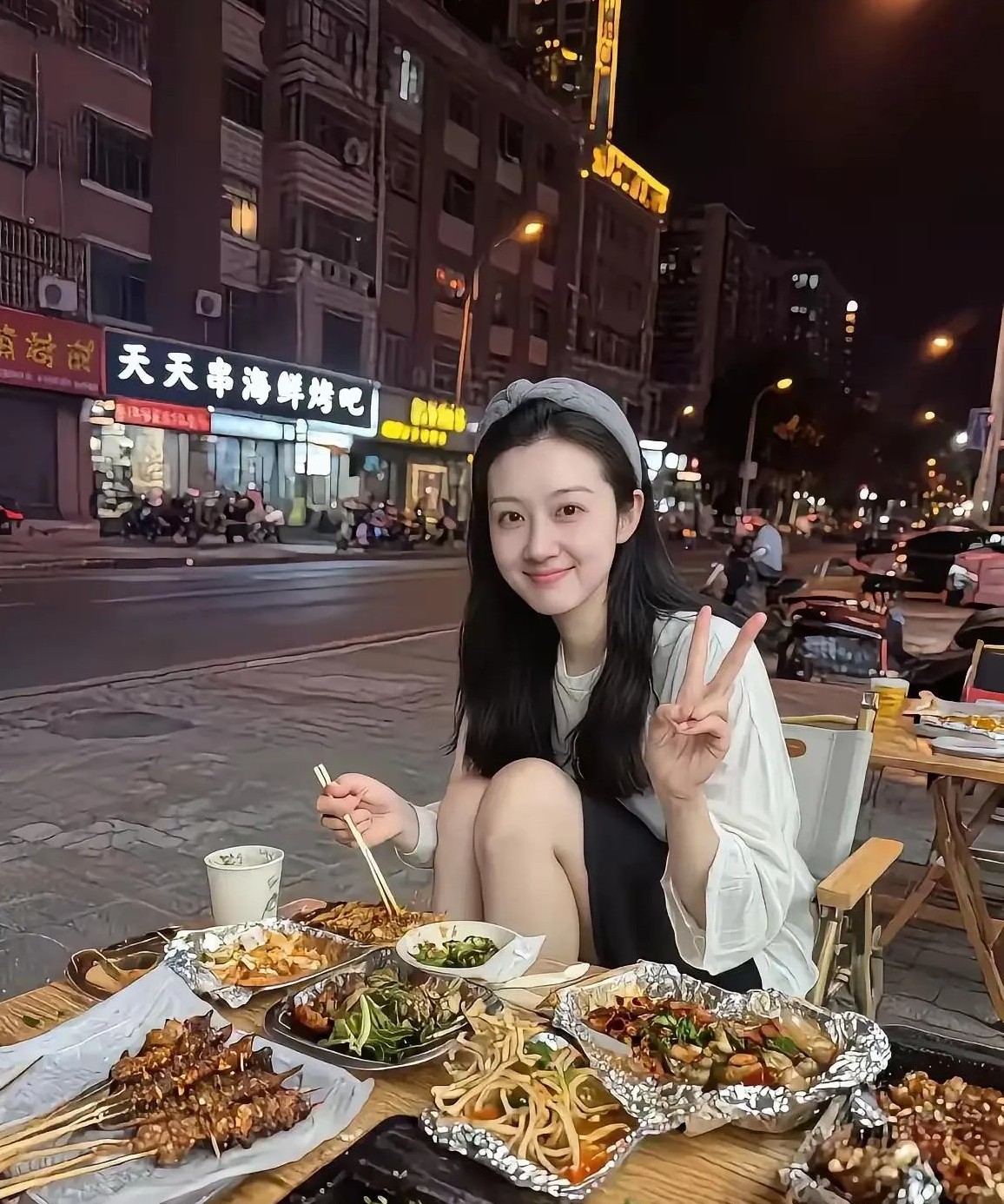 请这样的女生吃饭，一顿饭花150元，值不值得？