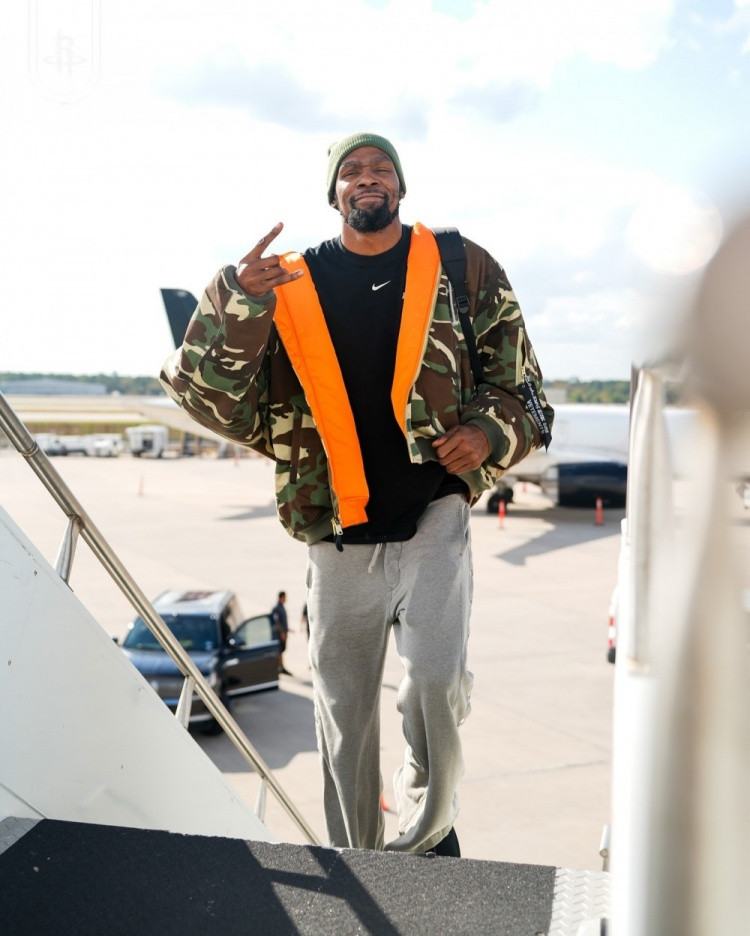 北京时间12月21号，火箭队对阵掘金队，最终火箭队大胜对手，全场比分是115比1