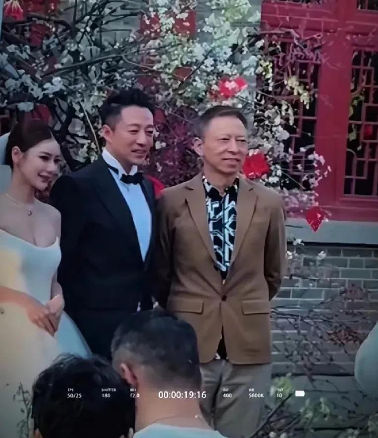 参加过两次汪小菲婚礼的张朝阳感慨，从小菲再婚现场氛围看，两次婚礼区别大，第一次和