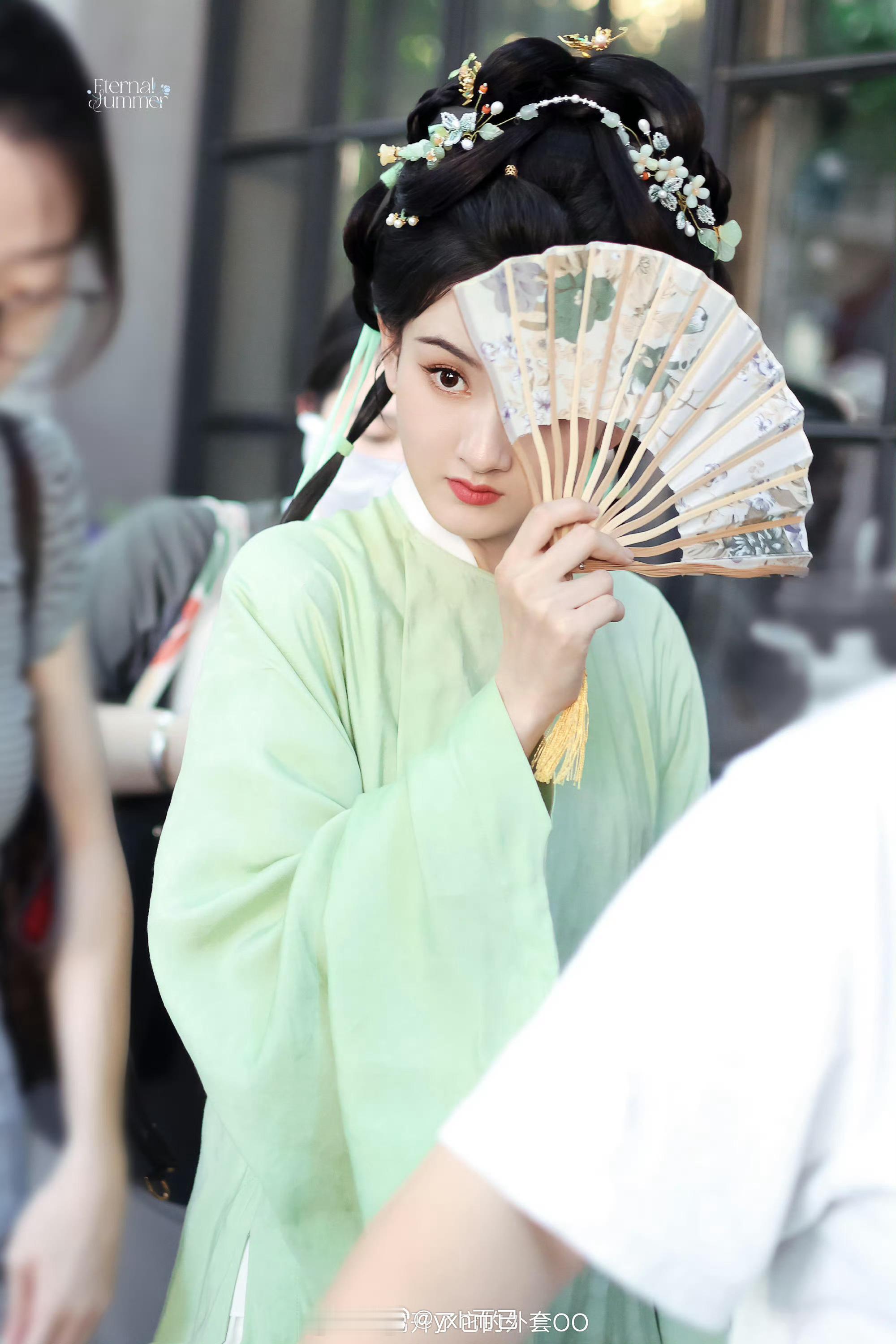表妹万福祖儿妆发越来越好看了​​​