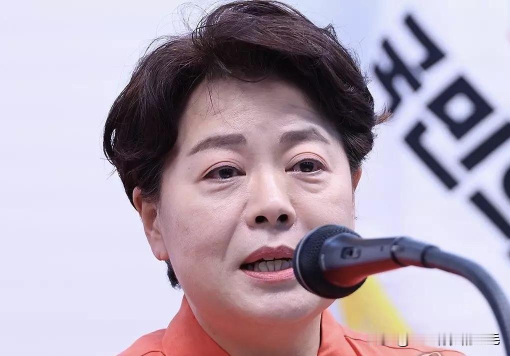 17日韩国国民力量党革新委员会委员长尹熙淑再度呼吁推进人事革新，强调“此刻亟需历