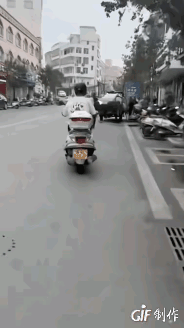 愤怒！在广东茂名，发生了令人震惊而又愤慨的一幕。一位拾荒的老人