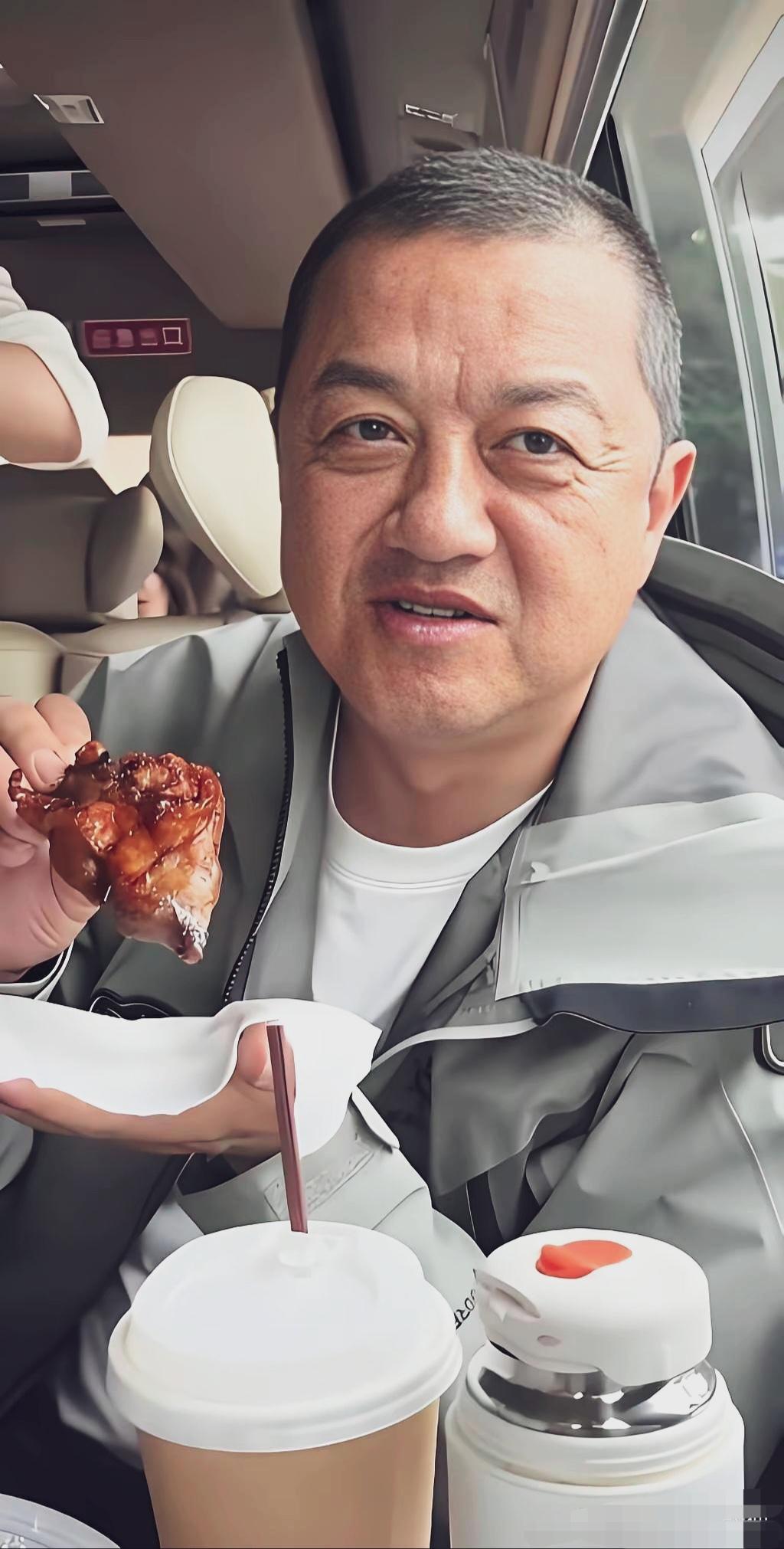 李亚鹏才55岁，这个状态有点意外。他身处车内，穿着一件灰绿色冲锋衣，造型非常朴