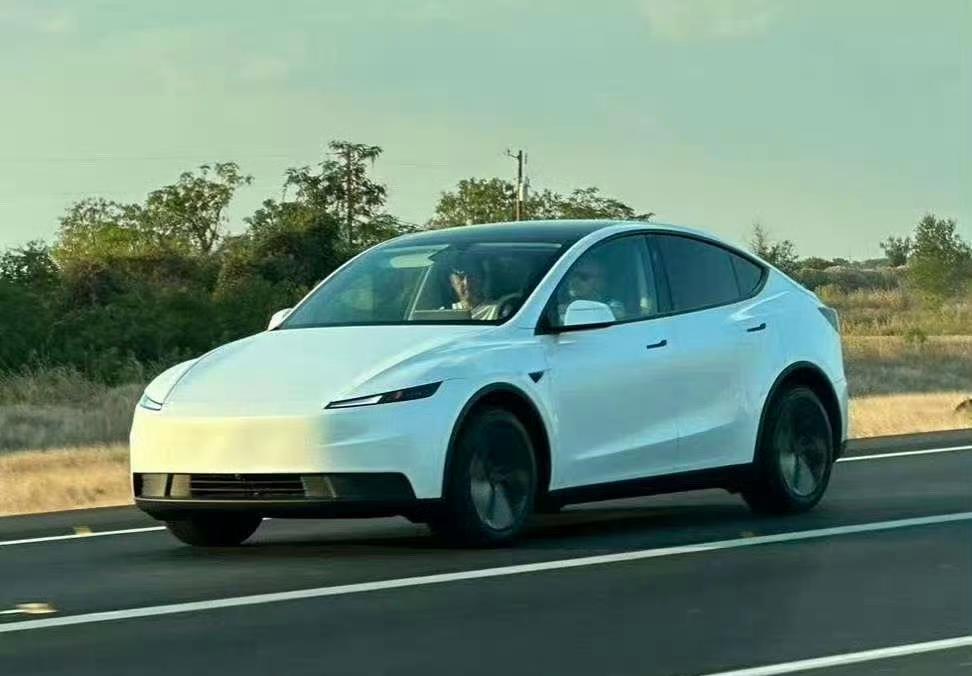 网传一组特斯拉ModelY廉价版实车图。前脸取消了贯穿式灯带（中间部分没有了