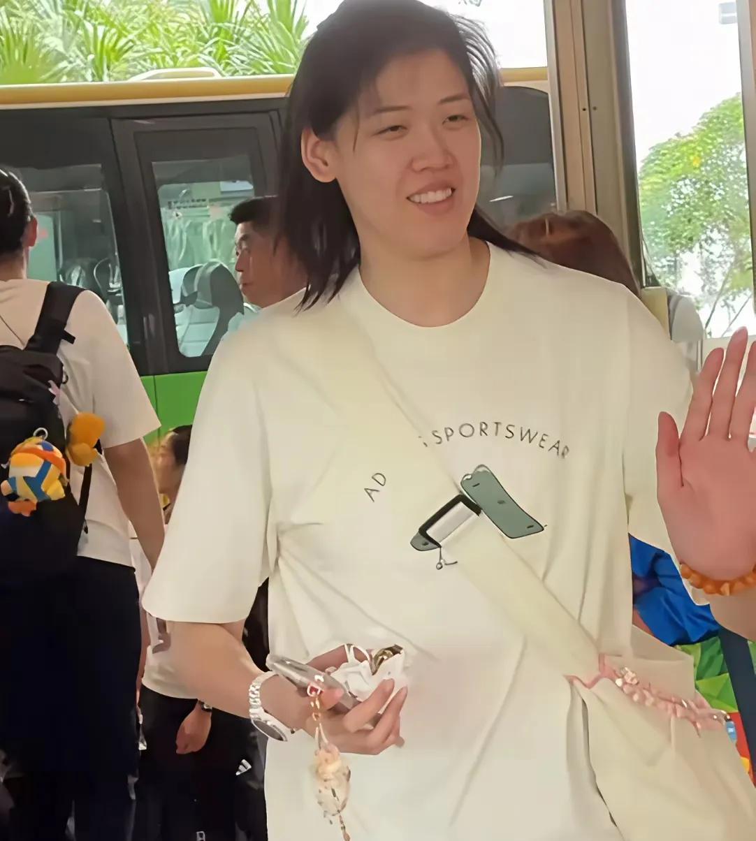中国女排抵达香港，李盈莹随队。这不禁令人感到揪心。看到李盈莹出现在香港，