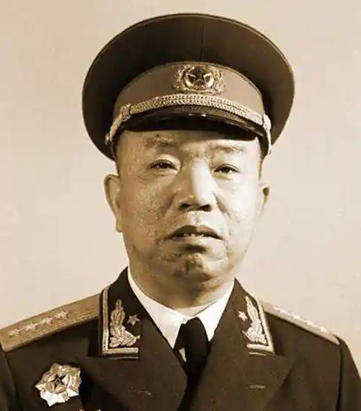 1928年，23岁的王树声被敌人追杀，一位大娘见状立刻他拖至自家地窖中藏了起来。