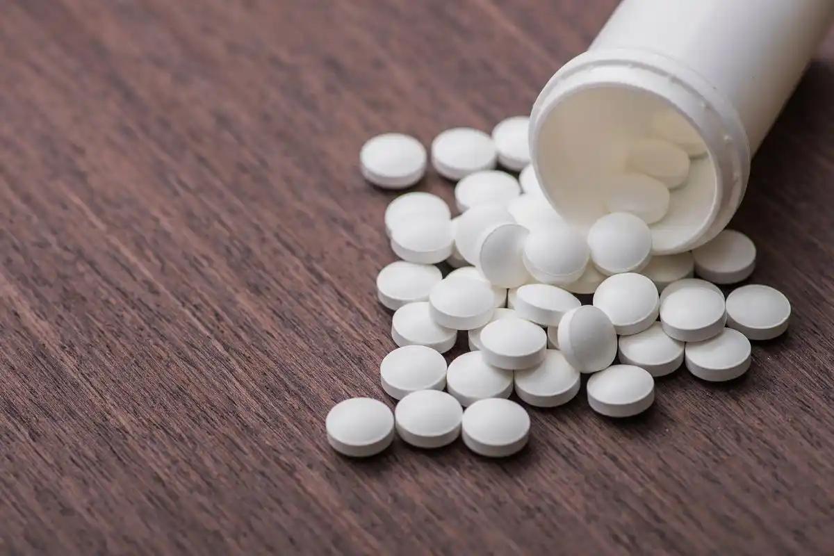 张大姐今年48岁，查出高血脂后就一直吃阿托伐他汀，想着按时吃药准没事。可才过