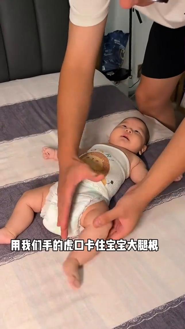 三秒学会飞机抱。·把宝宝倒着放好，用手的虎口卡住宝宝大腿根，另一只手护住宝宝的