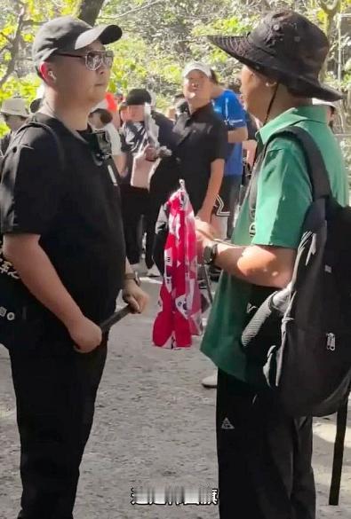 事件发生一周了，后续的故事还在进行。近日，张家界景区，一韩国旅游团领队举着有韩国