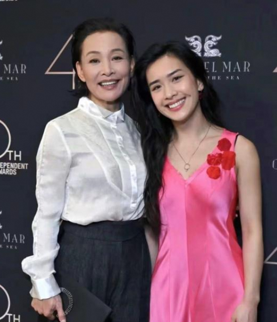 陈冲女儿穿妈妈18年前礼服母女合照宛如姐妹