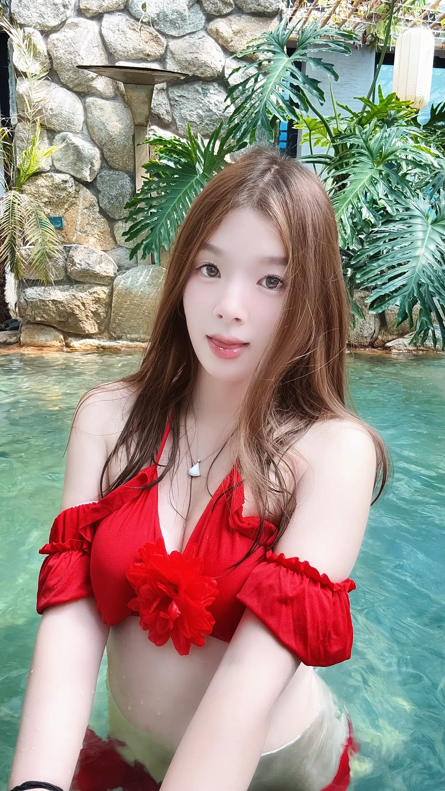 偷得浮生半日闲，艳阳高照泡温泉，本是红尘一过客，此时已是泉中仙。