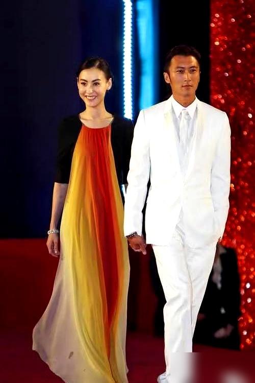 “他配不上我妈”，谢霆锋儿子终于认错了。公开场合，大儿子谢振轩甩脸子，说爸