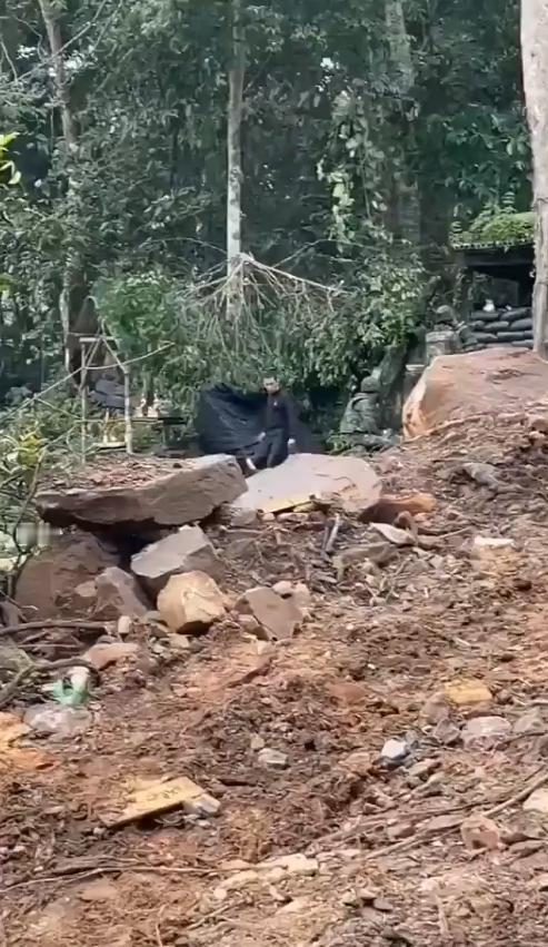 我们可以看到泰国皇家陆军士兵在占领柬埔寨皇家陆军阵地后进行加固。然而，我们也能看