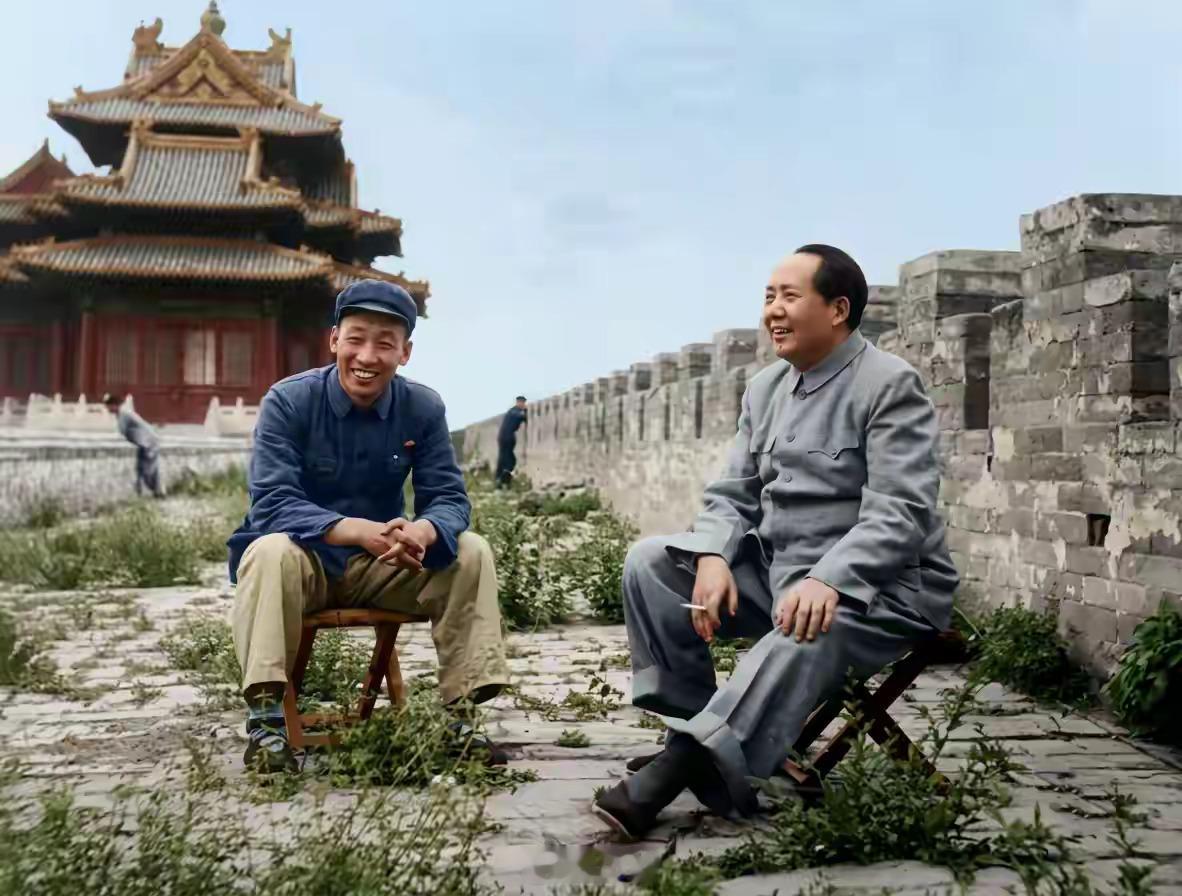 1954年5月17日下午，毛主席视察故宫时，在城墙东北角楼附近休息，身边为故宫保