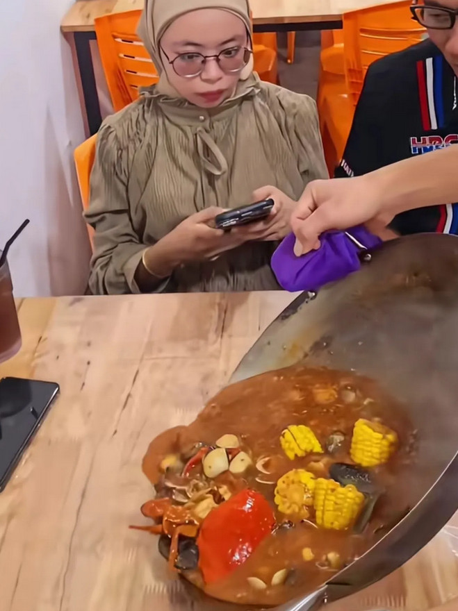 就不懂了是洗盘子快还是擦桌子来的快，就差个盆吗？