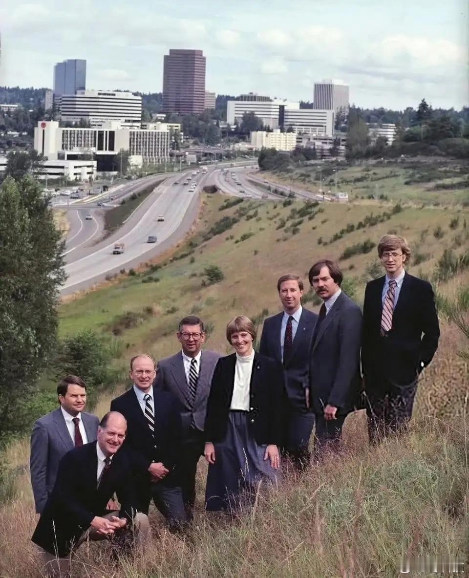 1983年，微软公司的高层合影。有一说一，年轻时的比尔盖茨长得还不错，但是不让他