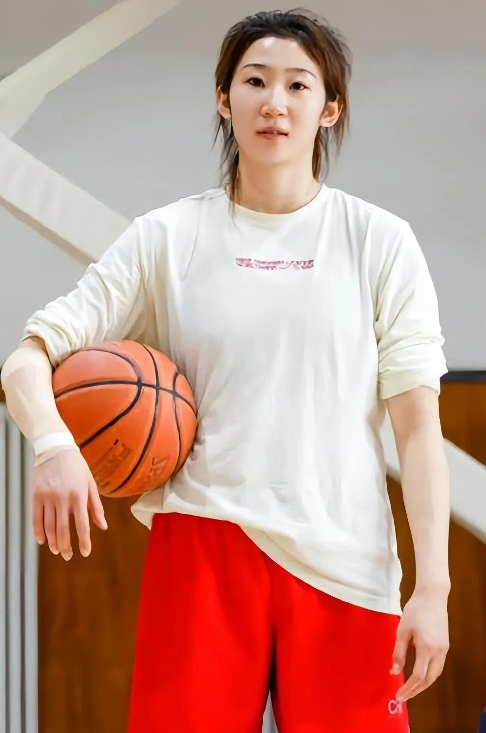 中国女篮年轻球员李一凡估计很难留下了。宫指导给了她太多热身上场的机会，她也很努力