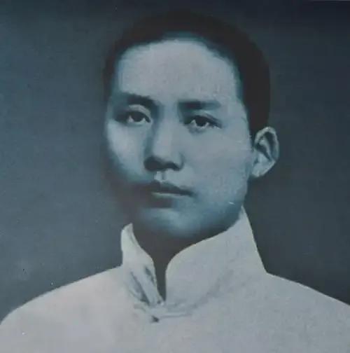 一次下大雨，10岁的毛泽东看见女邻居在晒谷场收稻谷，他不顾自家的稻谷帮助女邻居收