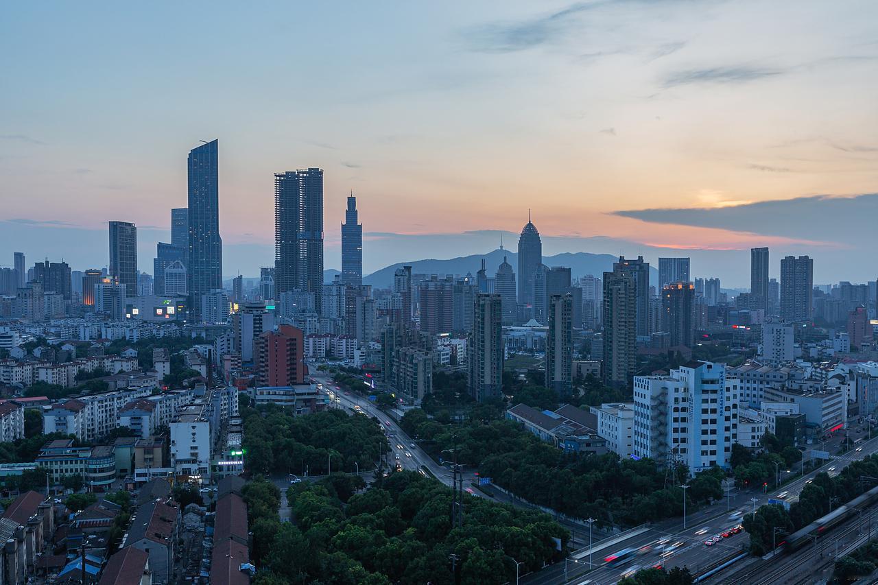 上市公司要看具体的类型和业务范围，劳动密集型产业无锡不可以完全摒弃。光整高大上的