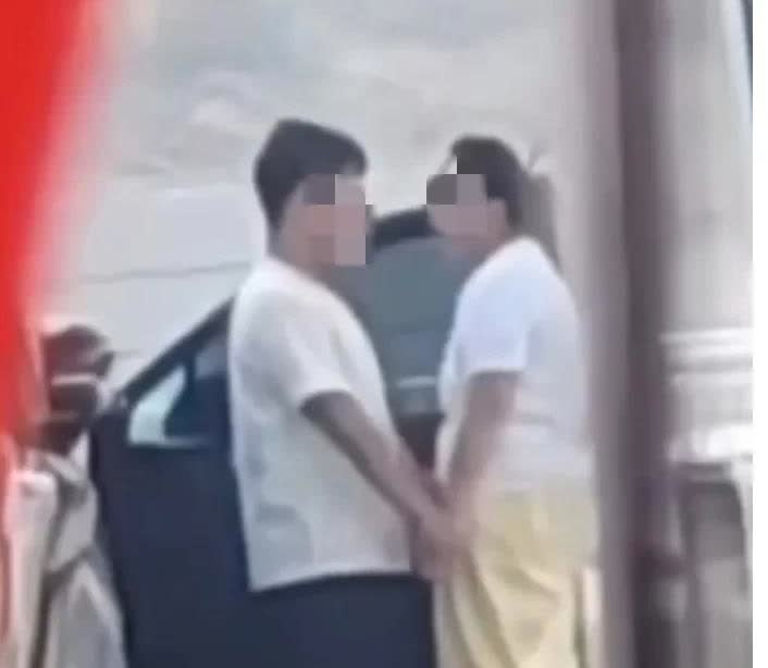 上海机场外辣眼一幕！小伙和阿姨路边亲密被偷拍疯传!有人拍到浦东机场外，年
