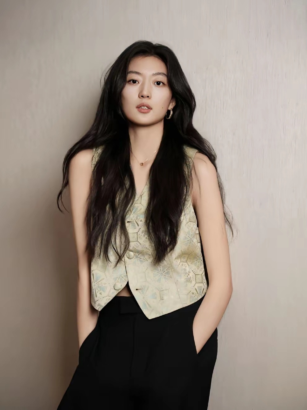 孙千172cm九头身，7年芭蕾功底，腿长气场足，甜妹脸御姐身；郭晓婷163cm小