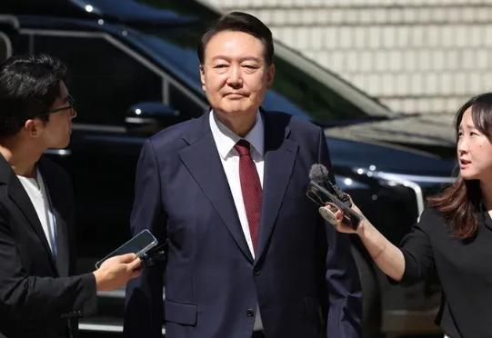 尹锡悦四肢被10人抓住，胳膊都要断了，硬是没把他拖出拘留所！ 8月7日早上，